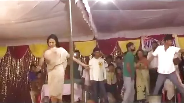 ગ્રુપ સેક્સ માં એક્સ બીપી વીડીયો હોટેલ