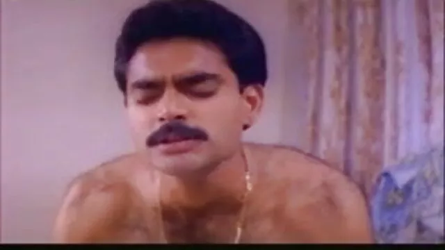 ગર્લફ્રેન્ડ સાથે fucks વાળ છે, જ્યારે તે ફોન વીડીયો બીપી ફીલમ પર