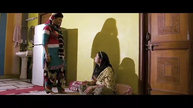 સુંદર ત્રીપલ એક્સ વીડીયો બીપી સોનેરી વાળ વાળી છોકરી નું મુઠ મારવુ તેના નાજુક hat સાથે આંગળીઓ