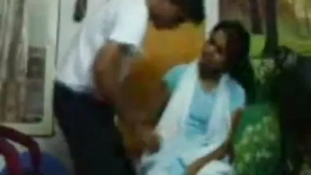 નાજુક લાગુ સફેદ કાંચળી પોતાને fucks બંને બીપી ફીલમ વીડીયો છિદ્રો
